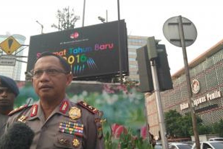 Kepala Polda Metro Jaya Irjen Tito Karnavian di depan pos polisi yang hancur karena ledakan bom, Jumat (15/1/2016). 