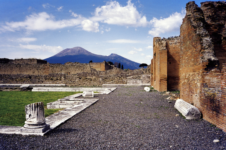 Gunung Vesuvius dilihat dari reruntuhan kota Romawi kuno Pompeii
