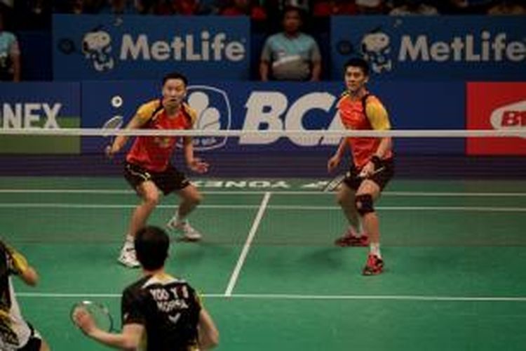Pemain ganda putra asal Tiongkok, Fu Haifeng (kanan)/Zhang Nan, bertahan dari serangan ganda Korea, Lee Yong-dae/Yoo Yeon-seong, pada semifinal BCA Indonesia Open Superseries Premier 2014, Sabtu (21/6/2014). Lee/Yoo menang 21-16, 23-21.