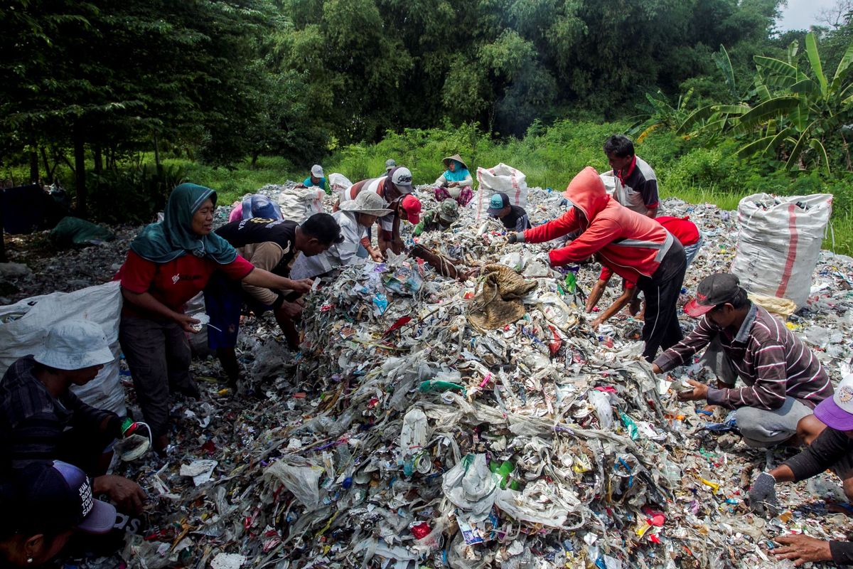 Ilustrasi. Kelompok pekerja pengumpul sampah sektor informal. 