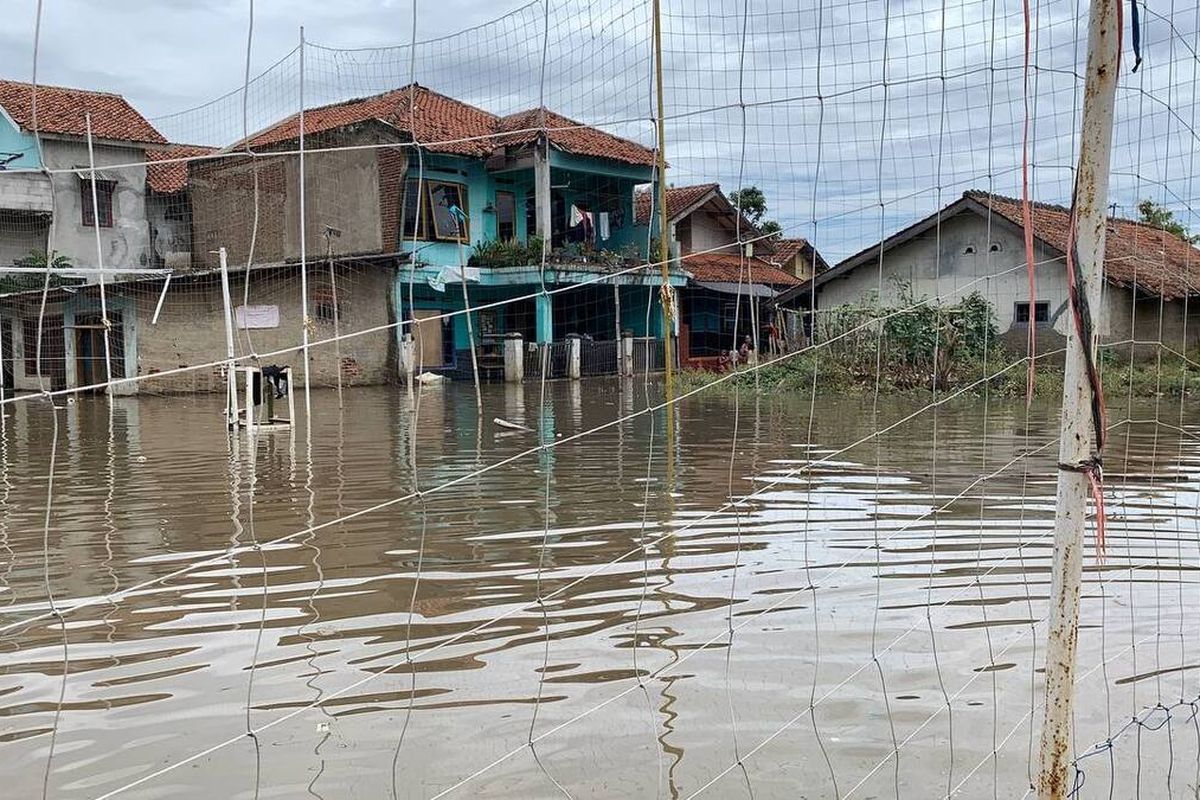 Banjir setinggi 80 centimeter merendam rumah watga di Kampung Cijagra, Desa Bojongsoang, Kecamatan Bojongsoang, Kabupaten Bandung, Jawa Barat, Rabu (11/9/2024)