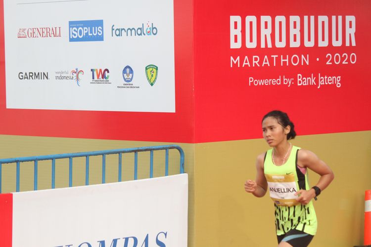 Peserta Borobudur Marathon 2020, Anjelika, berlari menempuh jarak 42 KM, di Komplek Taman Lumbini, Candi Borobudur, Magelang.