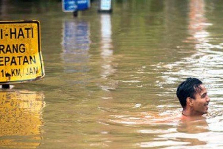 Banjir setinggi 1 meter hingga 2,5 meter menggenangi Kompleks Dosen IKIP, Jatikramat, Bekasi, Jawa Barat, Selasa (21/2). Banjir tersebut disebabkan meluapnya Kali Cakung. 