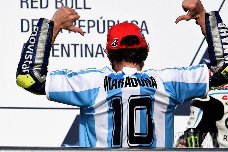 Valentino Rossi mengenakan baju tim nasional Argentina bernamakan Maradona.