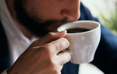 Ilustrasi minum kopi berkafein dapat membuat tekanan darah tinggi.