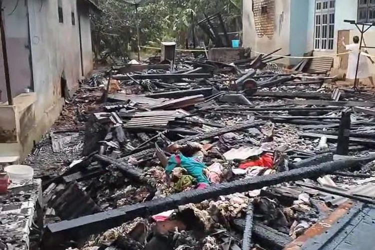 Kebarkan dua rumah di Desa Loak Jang-Jang, Kecamatan Arjasa, Pulau Kangean.