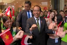 Tawa Jokowi Merekah Saat Joget Bareng Warga di Vietnam...