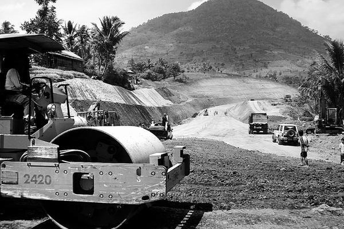 Pembangunan jalan lingkar Nagrek tahap I sepanjang 600 meter yang menghubungkan Desa Ciaro dan Desa Ciherang, Kecamatan Nagrek, Kabupaten Bandung, Jawa Barat, Jumat (5/9), diperkirakan selesai sebelum masa arus mudik Lebaran 2008. Kemacetan yang biasa terjadi di kawasan Jalan Cagak Nagrek diharapkan bisa berkurang.  