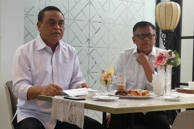 Menteri Pendayagunaan Aparatur Negara dan Reformasi Birokrasi (Menpan RB) Syafruddin (kiri) dalam konferensi pers di Restoran Pandor, Jakarta, Selasa (13/11/2018).