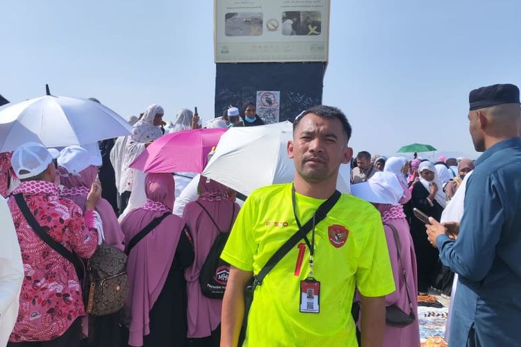 Ian Supriana, suporter asal Kabupaten Malang perjalanan away kali ini adalah pertemuan dua impian besarnya beribadah dan menonton tim nasional secara langsung di luarnegeri.