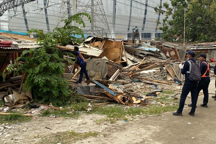 Pembongkaran rumah bedeng di Kampung Bayam, Jakarta Utara oleh PT KAI dan tim gabungan pada Selasa (11/10/2022). 