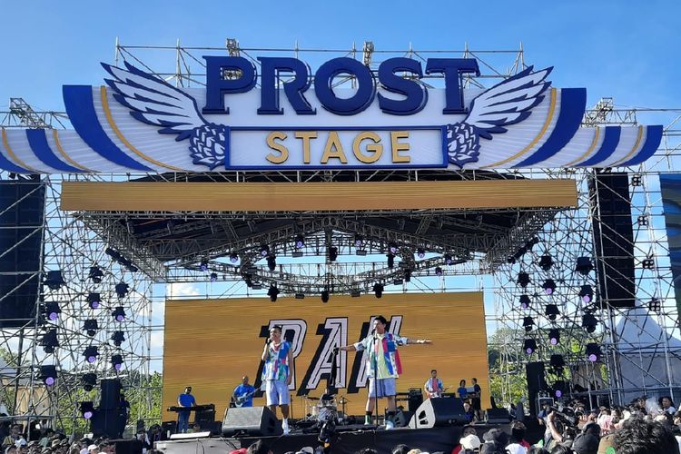 RAN tampil panas-panasan dan membawakan lagu-lagu terbaiknya di Prost Fest hari kedua, Minggu (14/8/2022), di Pantai Mertasari, Sanur, Denpasar, Bali.