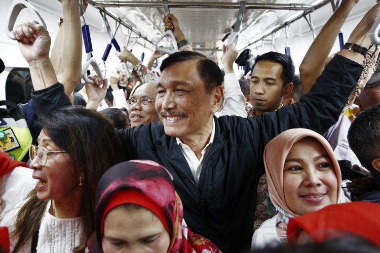 Menko Luhut saat naik MRT Jakarta, Kamis (28/3/2019)