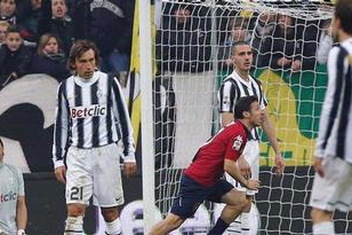 Gelandang Cagliari, Andrea Cossu (tengah), merayakan golnya ke gawang Juventus, pada laga Serie-A, di Juventus Stadium, Minggu (15/1/2012).