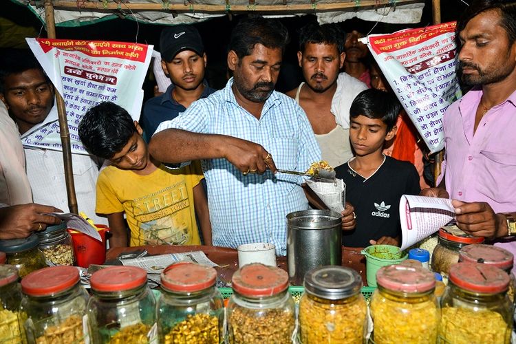 Lal Mani Das sedang melayani pelanggan yang membeli makanan dagangannya. Meski hanya pedagang kecil, Lal Mani memiliki misi untuk membuat rakyat India cerdas dalam memilih wakil mereka di parlemen.