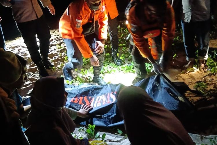 Kakak-adik, bernama Alifman (7) dan Andini (10) ditemukan tewas setelah dilaporkan hilang terseret ombak saat liburan di sebuah pantai Kabupaten Bengkayang, Kalimantan Barat (Kalbar) pada Minggu (24/10/2021). 