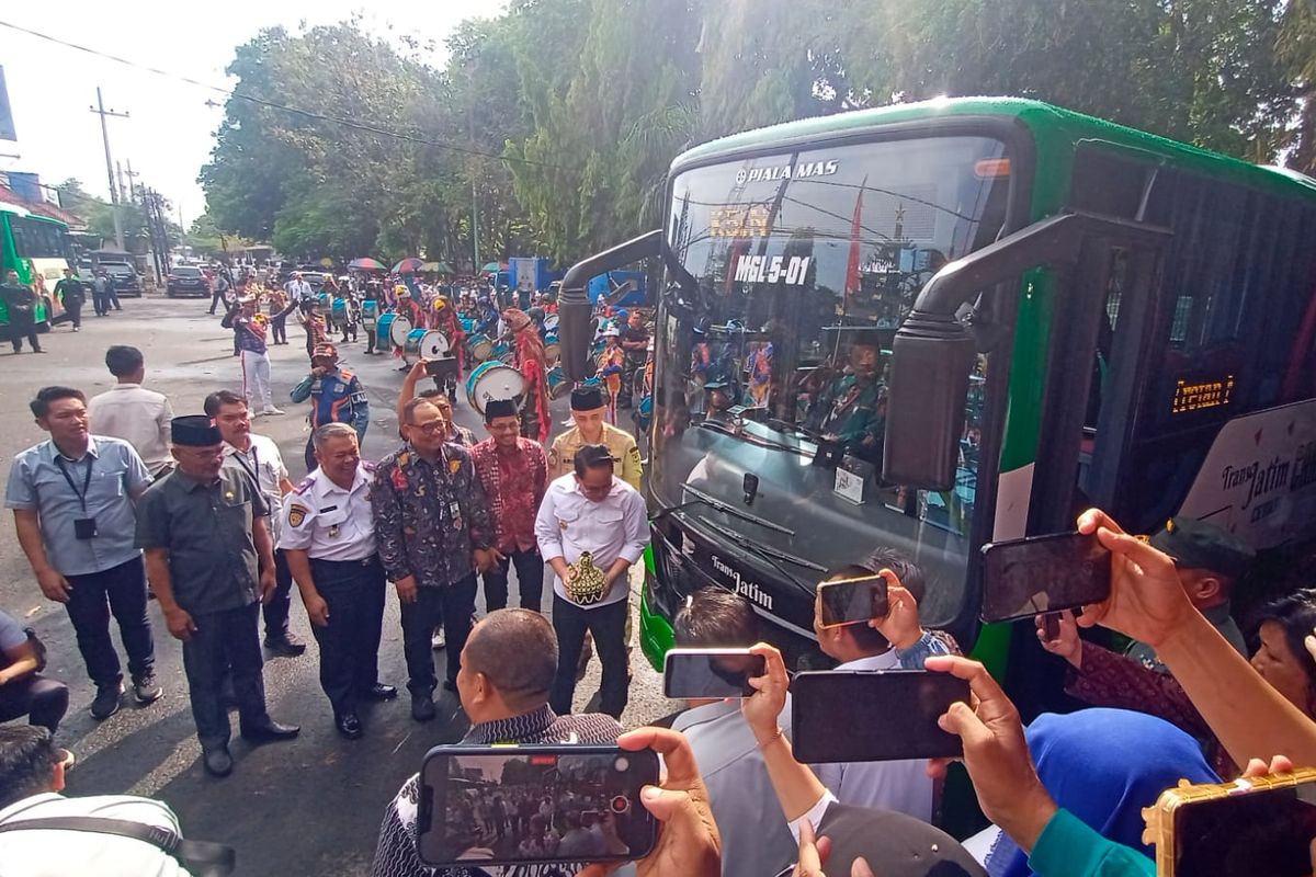 Pj Gubernur Jawa Timur Adhy Karyono bersama jajaran forkopimda Pemkab Bangkalan saat meresmikan operasional Bus Trans Jatim Koridor V di Pendopo Agung Pratanu, Bangkalan, Senin (30/9/2024).