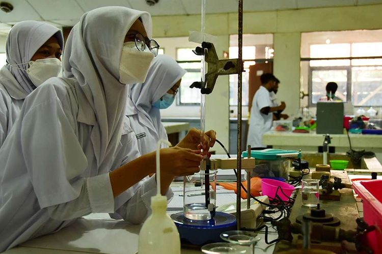 Siswa melakukan praktik analisis kimia di Sekolah Menengah Kejuruan (SMK) Negeri 13, Kota Bandung, Jawa Barat, Rabu (8/9/2021). Sebanyak 1.471 sekolah menengah atas (SMA) dan SMK di Jawa Barat mulai melaksanakan pembelajaran tatap muka (PTM) terbatas.