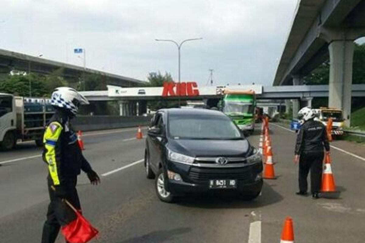 Sebuah kendaraan diminta putar balik ke daerah asalnya saat melintasi titik check point di kilometer 47 tol Jakarta-Cikampek.