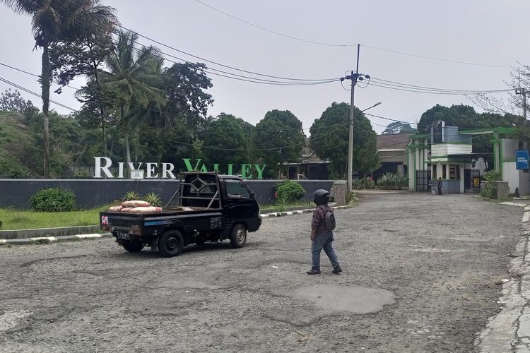Kondisi pasca pengadangan truk sampah diduga karena kalah pemilihan ketua RT di Perumahan River Valley, Desa Palasari, Kecamatan Cijeruk, Kabupaten Bogor, Jawa Barat, Rabu (11/10/2023).