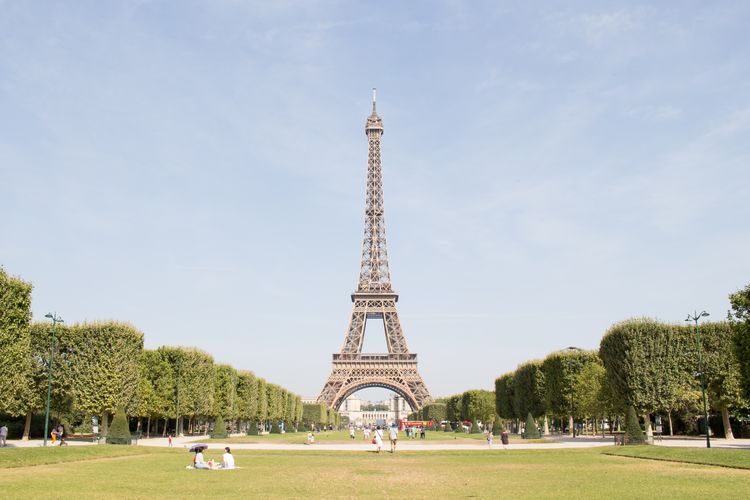 Ilustrasi Menara Eiffel di Paris, Perancis. Selain berkunjung, wisatawan juga bisa mengetahui sejarah Menara Eiffel yang cukup unik.