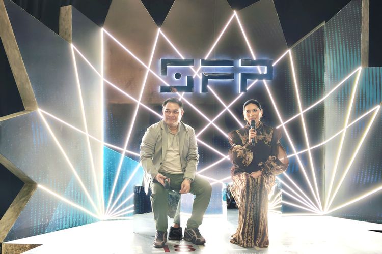 Founder dari Surabaya Fashion Parade (SFP) 2025 Dian Apriliana Dewi (kanan), memberi tema memasuki usia ke-18 tahun Rebellion yang berlangsung di Tunjungan Plaza 3 Level 6 pada 14-16 November 2025.