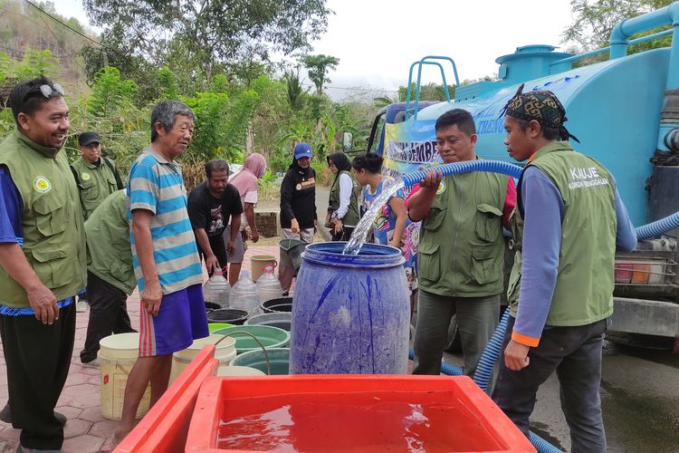 Kekeringan di Trenggalek Makin Parah, Warga Antre Air Sejak Subuh