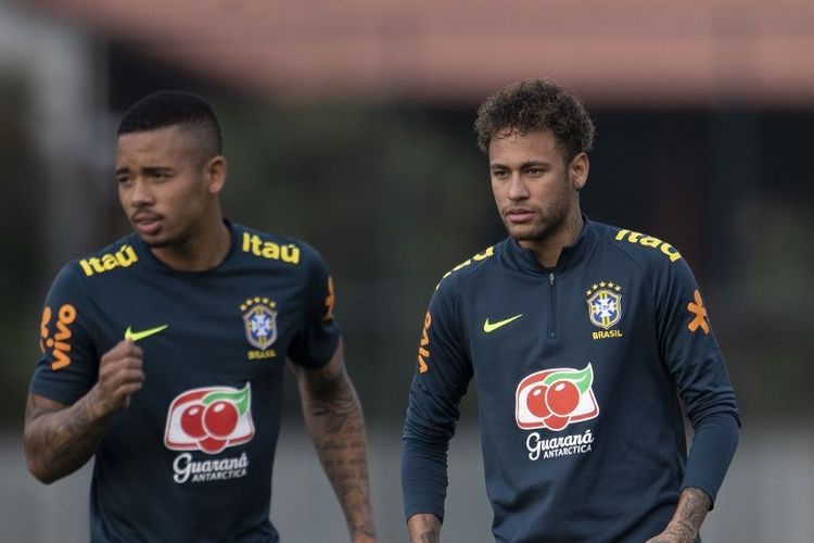 Neymar bersama dengan Gabriel Jesus pada suatu sesi latihan timnas Brasil jelang Piala Dunia 2018.