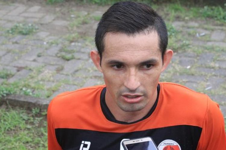 Pemain asing seleksi Perseru Serui Silvio Escobar usai menjalani laga uji coba melawan Persema Malang di lapangan luar Stadion Gajayana, Kota Malang, Jumat (3/3/2017)