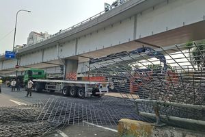 Besi 30 Ton Jatuh dari Flyover Tomang, Lalin Jalan S Parman Disterilkan