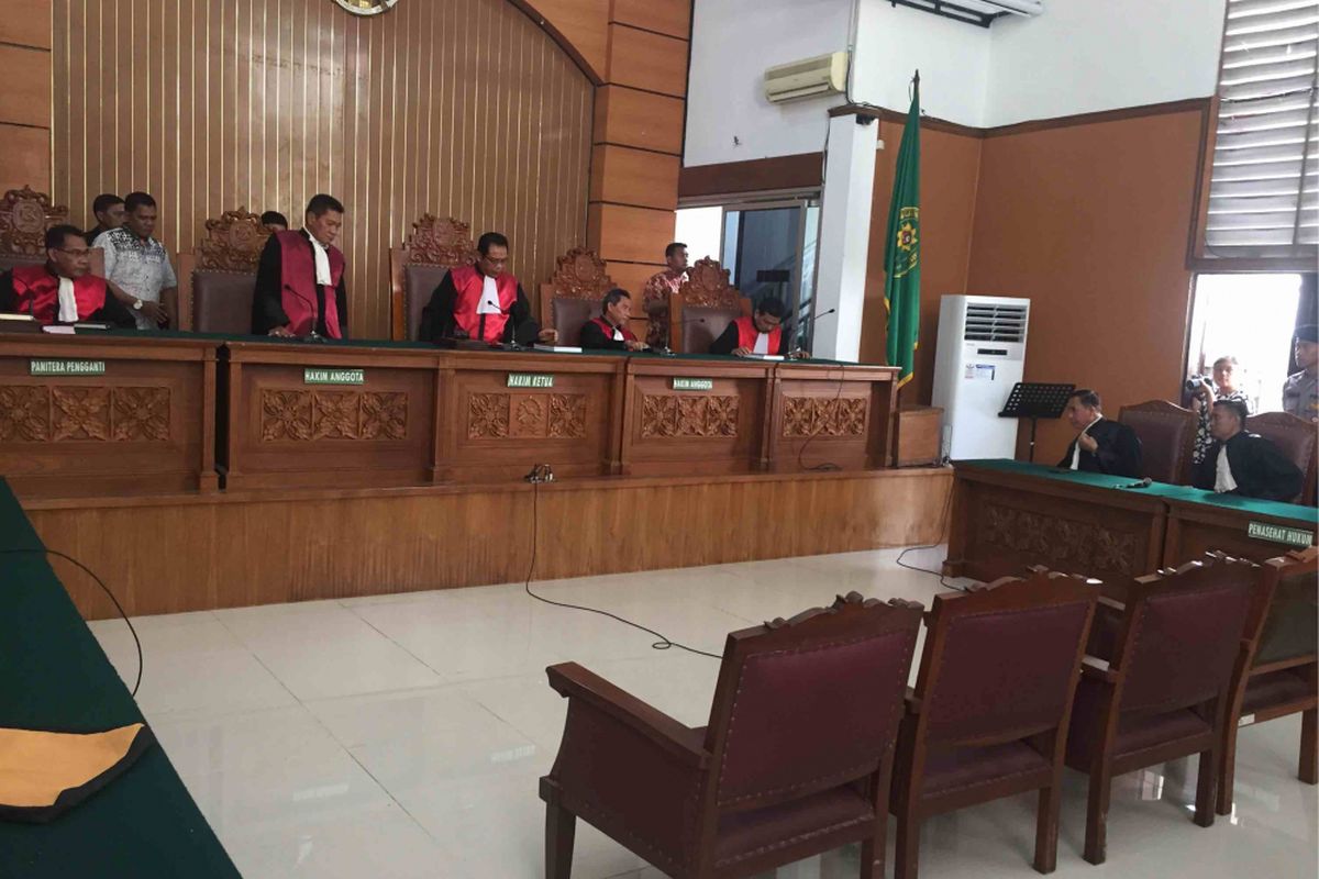 Sidang pembacaan tuntutan dengan terdakwa Aman Abdurrahman yang rencananya digelar di Pengadilan Negeri Jakarta Selatan Jumat (11/5/2018), ditunda hingga Jumat (18/5/2018). 