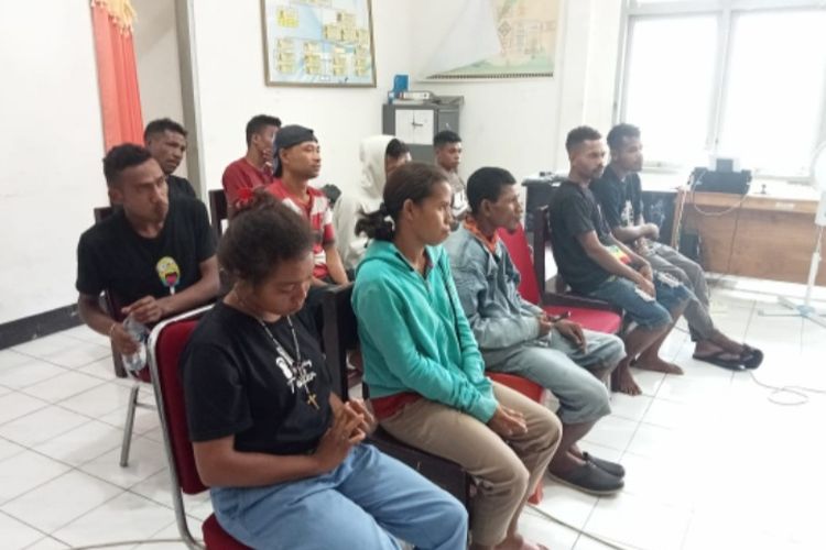 Foto : Para pekerja yang diamankan saat hendak dikirim ke Kutai Barat, Kalimantan Timur melalui Pelabuhan Laut Larantuka.