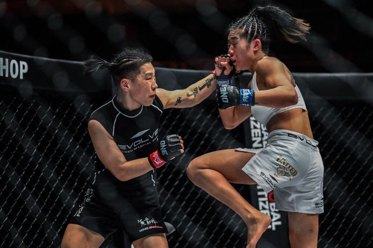 Xiong Jing Nan melawan Angela Lee pada pertandingan ONE Fight Night 2, Sabtu (1/10/2022) lalu.