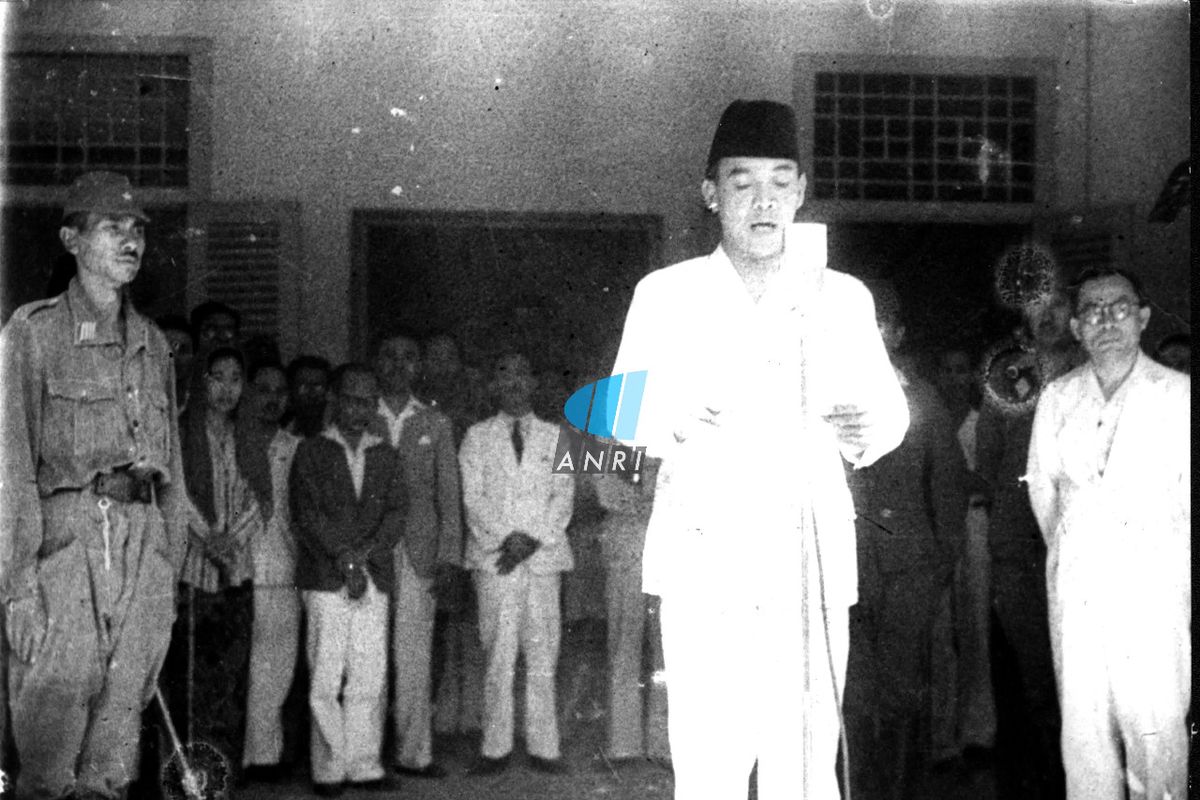 Suasana saat pembacaan teks proklamasi kemerdekaan Republik Indonesia di rumah Soekarno di Jalan Pegangsaan Timur Nomor 56, Jakarta (sekarang Jalan Proklamasi Nomor 5, Jakarta Pusat) pada 17 Agustus 1945, sehari setelah peristiwa Rengasdengklok.