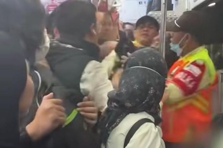 Wanita Menangis Dilecehkan di Gerbong KRL Nambo, Pelaku Di-blacklist KCI