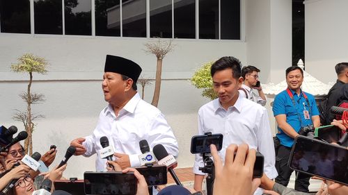 Kenakan Kemeja Putih, Prabowo-Gibran Tiba di KPU 