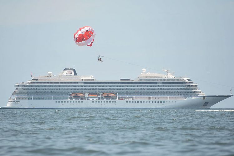 Kapal pesiar berbendera Norwegia Viking Sun melakukan lego jangkar di perairan Benoa, Bali, Sabtu (7/3/2020). Kapal pesiar yang sebelumnya ditolak menurunkan penumpang di Pelabuhan Tanjung Mas Semarang dan bersandar di Pelabuhan Tanjung Perak Surabaya untuk mengantisipasi penyebaran COVID-19, sejak Sabtu pagi telah memasuki wilayah perairan Benoa dan menunggu izin bersandar di Pelabuhan Benoa.