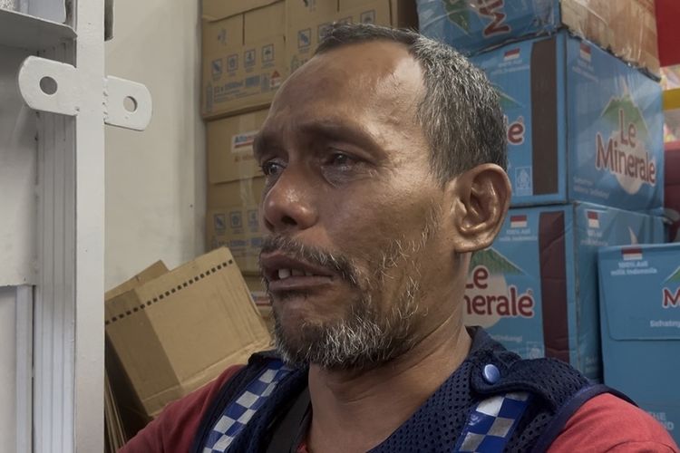 Tangisan Awang: Bertahan Hidup di Teras Minimarket, Memeluk Asa untuk Sang Anak