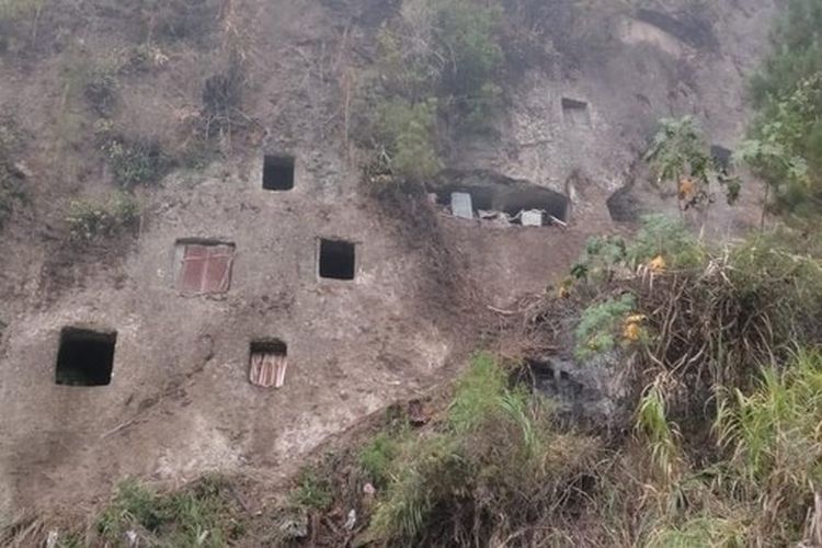 Karhutla Toraja Utara Hanguskan Puluhan Kuburan Batu, Warga Kejar Terduga Pembakar