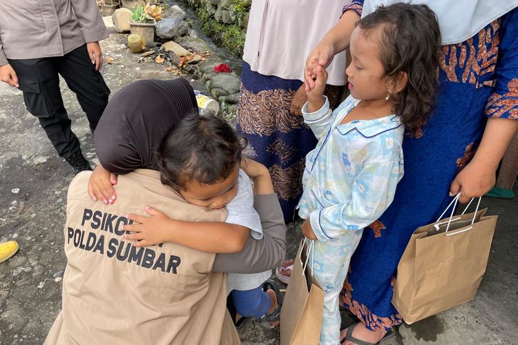 Salah seorang tim trauma healing Polda Sumbar memeluk anak korban bencana di Agam, Rabu (15/5/2024)
