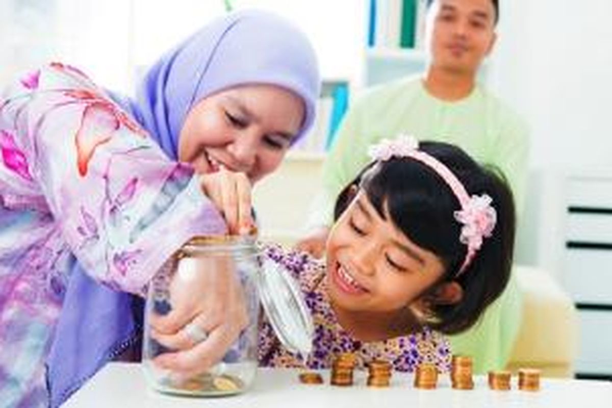 Mengajarkan anak menabung sejak dini akan membantu pembentukan karakternya.