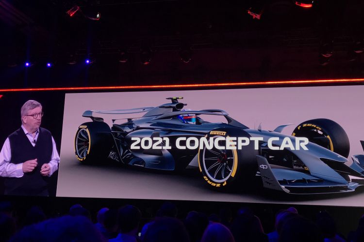 Managing Director F1, Ross Brawn, tengah menjelaskan konsep mobil Formula 1 untuk musim balap 2021 di acara re:Invent 2018 yang digagas Amazon Web Services di Las Vegas pada 29 November 2018. 