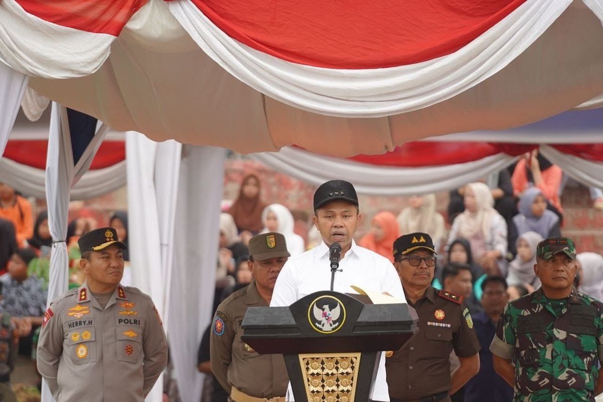 Gubernur Riau (Gubri) Abdul Wahid memimpin langsung apel gelar pasukan Operasi Penambangan Emas Tanpa Izin (PETI) 2025 di Desa Seberang, Teluk Kuantan, Kabupaten Kuantan Singingi, Kamis (31/7/2025).