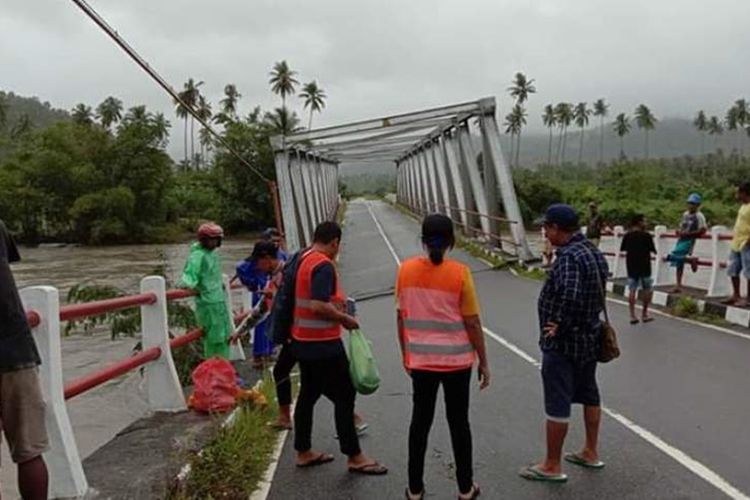 Jembatan Waikaka di Desa Tala, Kecamatan Amalatu, Kabupaten Seram Bagian Barat, Maluku yang rusak akibat banjir bandang awal Juni lalu belum juga diperbaiki