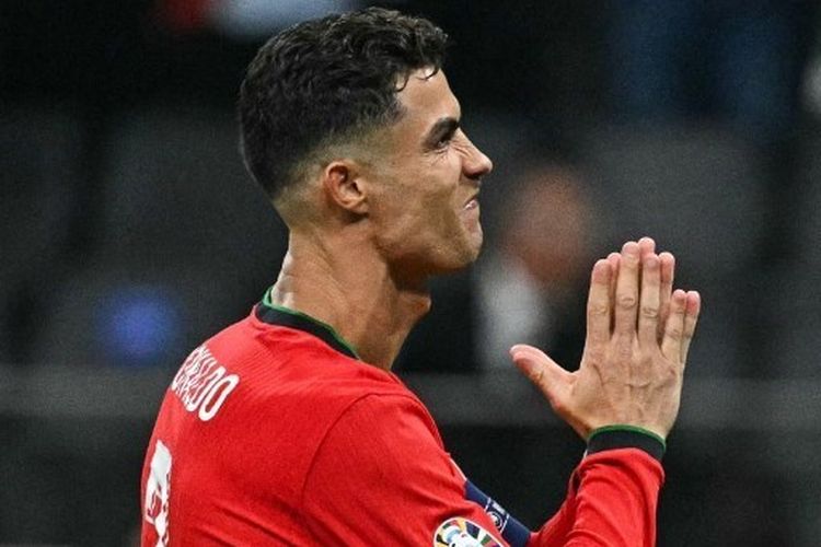Penyerang Portugal, Cristiano Ronaldo, berselebrasi seusai mengemas gol pada babak adu penalti dalam 16 besar Euro 2024 antara Portugal vs Slovenia pada 1 Juli 2024. Terkini, Ronaldo mengumumkan Euro 2024 jadi penampilan terakhir dirinya di Piala Eropa.