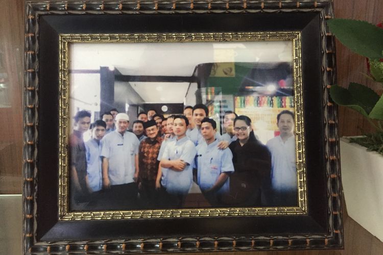 Foto BJ Habibie di Rumah Makan Padang Sari Bundo Jakarta.