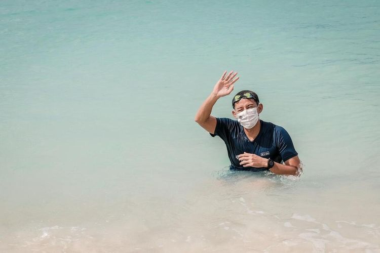 saat Menparekraf Sandiaga Salahuddin Uno bersama Gubernur NTB berenang di Gili Trawangan