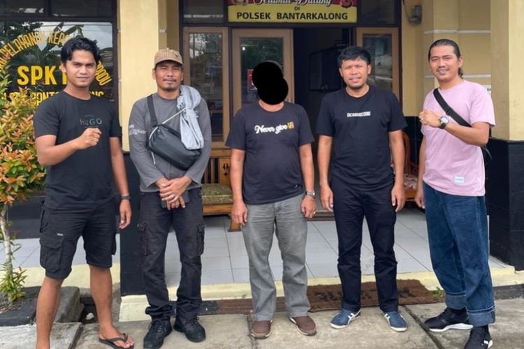 Tim Satreskrim Polres Kuansing saat mengamankan kades tersangka korupsi dana desa, Selasa (26/3/2024).