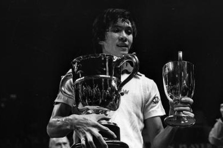 Liem Swie King dan piala kemenangannya sebagai juara tunggal putra All England di London pada Maret 1978.