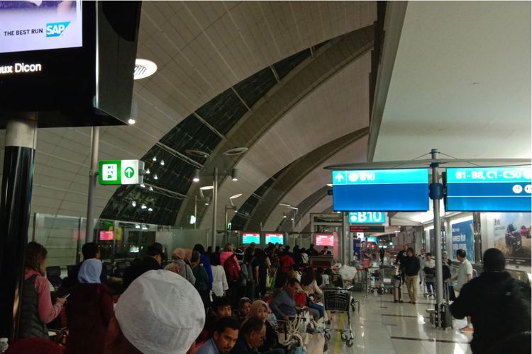 Antrian penumpang untuk penerbangan Dubai-Jakarta di gate B10 Dubai International Airport